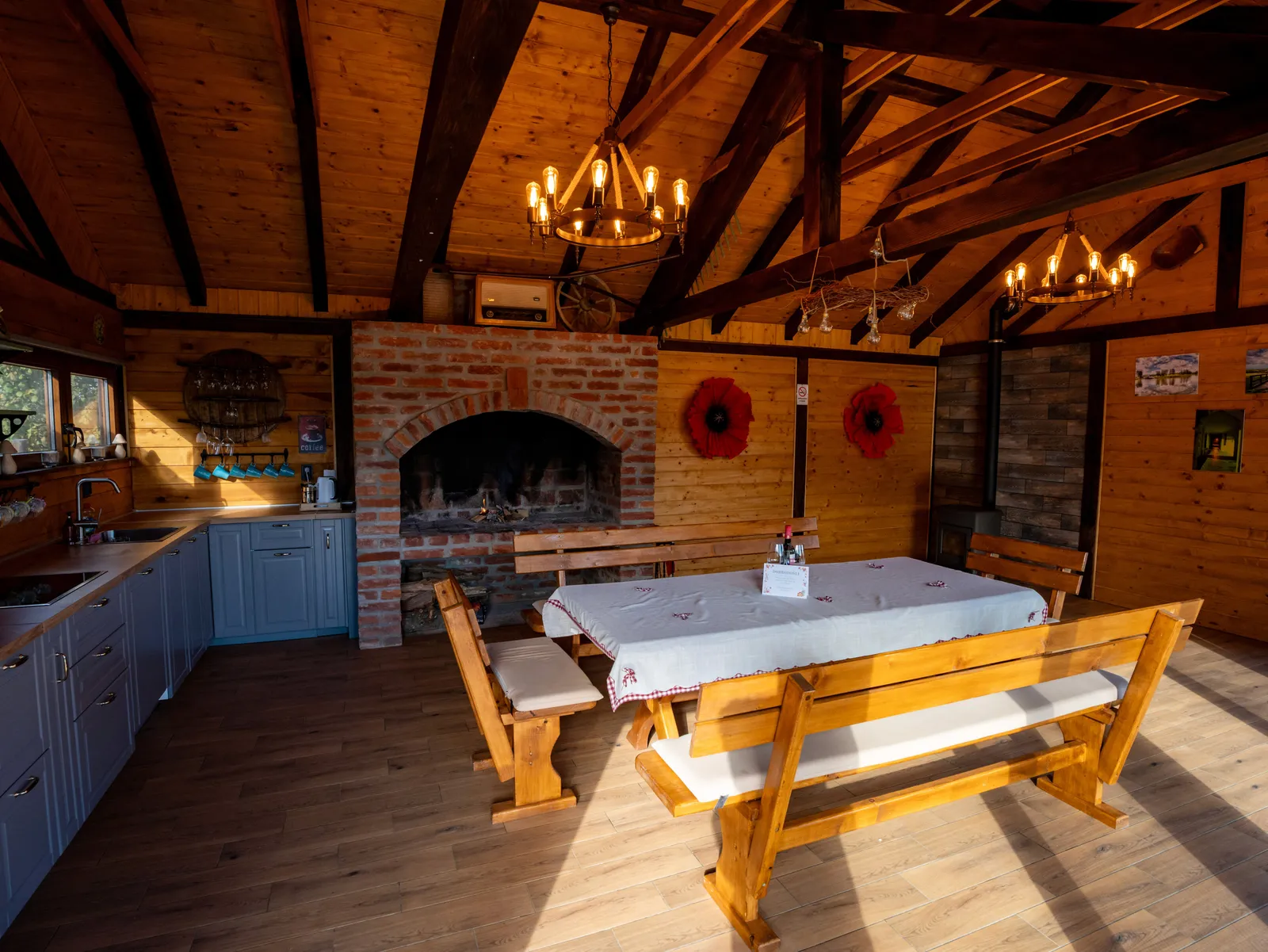 Esszimmer mit brennendem Kamin und goldenem Nachmittagslicht