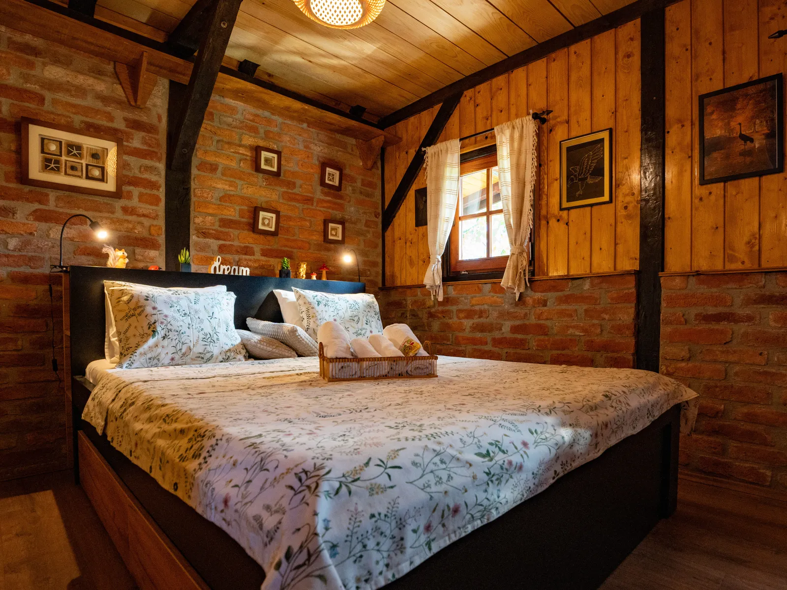 Schlafzimmer mit Ziegelwand und warmer Abendbeleuchtung